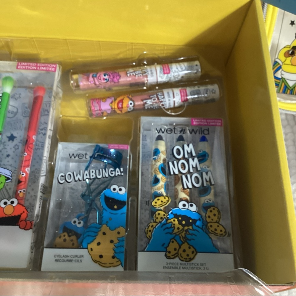 Wet n Wild Sesame Street Limit Ed Makeup Collection, PR Box + Bag + Sponge Set - Picture 15 of 16